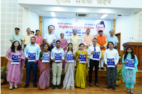 मुख्यमंत्री श्री पुष्कर सिंह धामी ने मुख्यमंत्री आवास स्थित मुख्य सेवक सदन में उच्च शिक्षा विभाग के अन्तर्गत लोक सेवा आयोग, उत्तराखण्ड से चयनित 72 असिस्टेंट प्रोफेसर को नियुक्ति पत्र प्रदान किये।